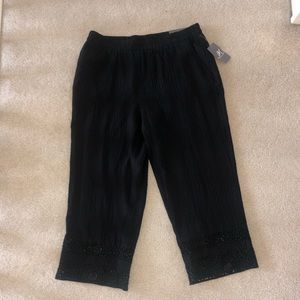 New JM Collection Crochet Trim Cropped Pants M